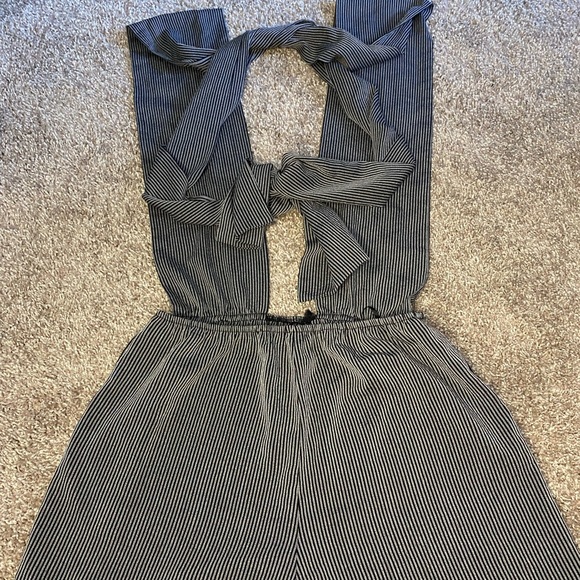 Plugging next Crisscross Backless Striped Romper - Picture 5 of 6